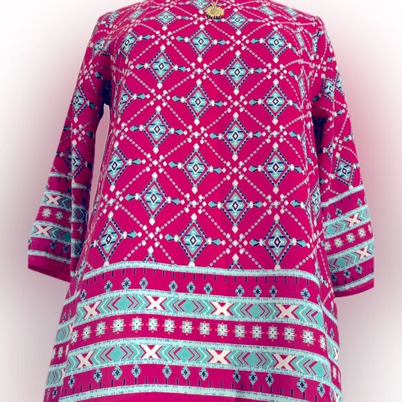 Like new! Boutique Everly adorable patterned flowy keyhole back top! - Picture 3 of 13